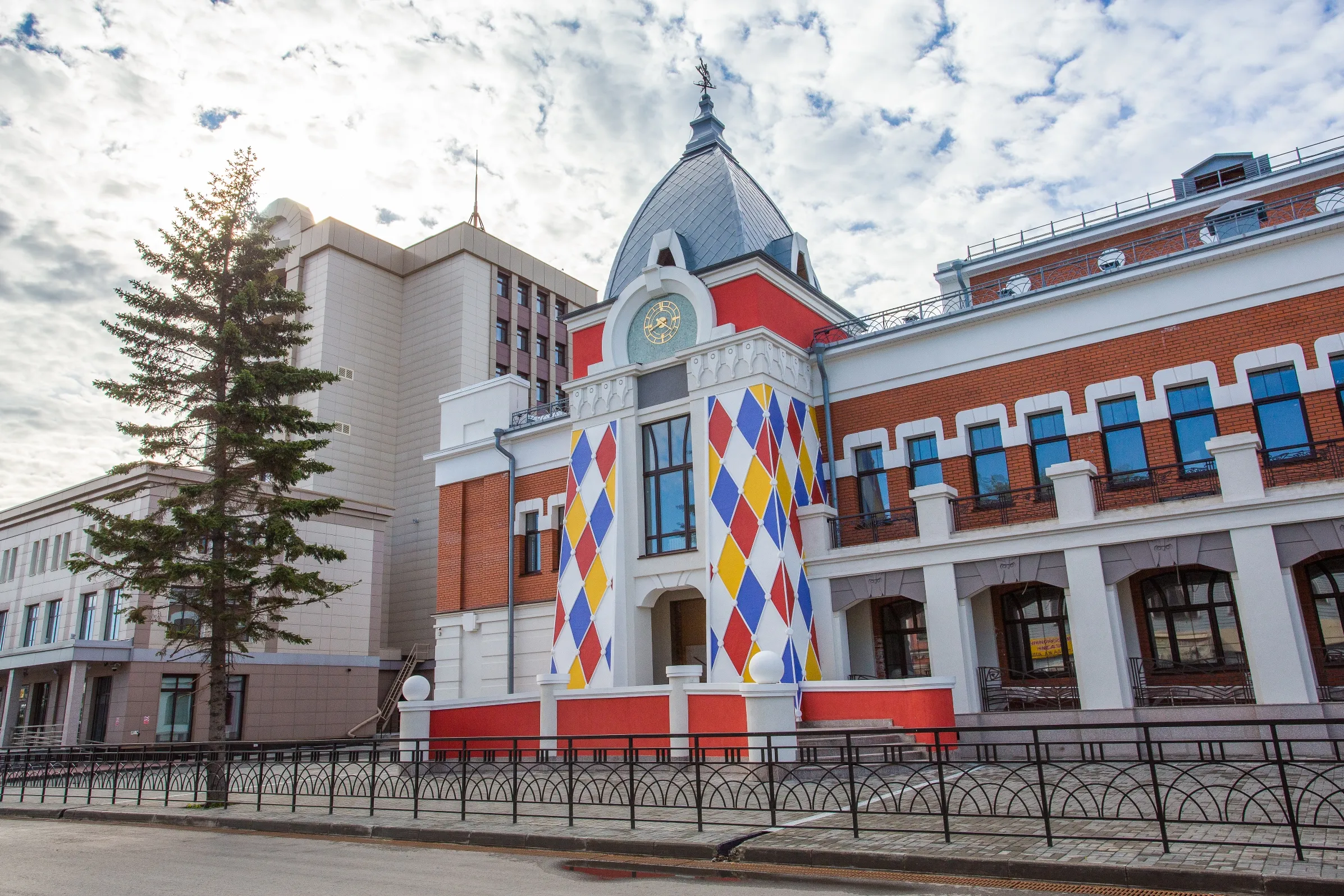 Театр кукол «Сказка» и концертный зал «Сибирь»